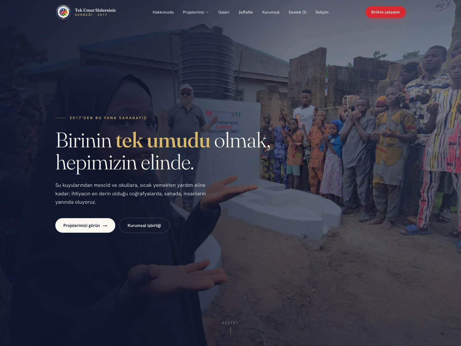 Tek Umut Sizlersiniz Derneği kurumsal web sitesi anasayfası, sahadan su kuyusu açılışı fotoğrafı